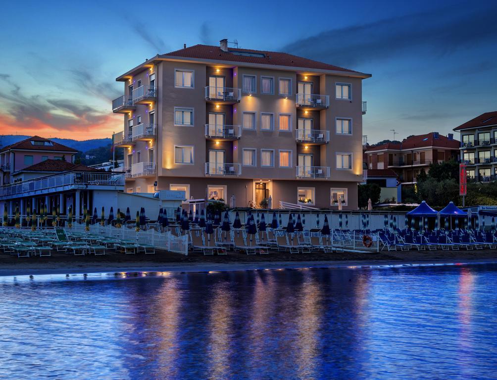 Hotel La Baia Diano Marina Exterior foto